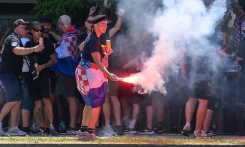 Sve 'gori': Fanovi na Bundeku pale baklje dok odbrojavaju posljednje sate do koncerta