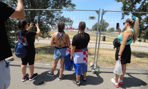 Zbog strogih mjera Thompsonovi fanovi nose stvari u vrećicama na koncert