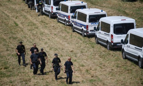 Privedeno pet osoba, na nebu uočen i zabranjeni dron