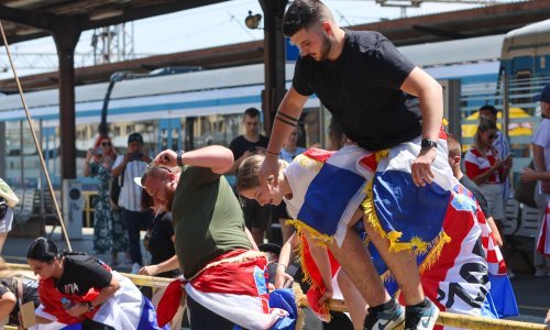 Ludilo na Glavnom kolodvoru: Preskaču se ograde, svira harmonika, zastave u zraku...