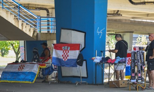 Kape na sušilu i dresovi na starim vješalicama: Pogledajte bizarne 'štandove' ispred Hipodroma