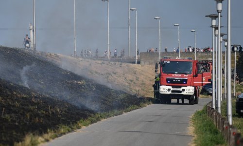 Trojac bakljama namjerno pokušao zapaliti nasip kod Bundeka