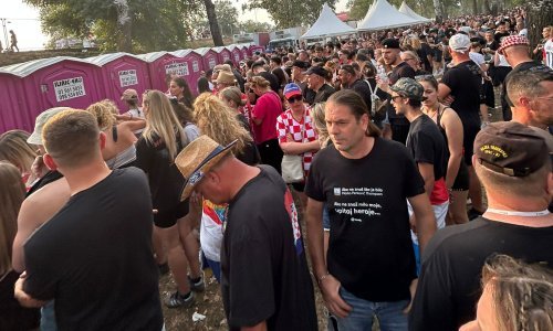 Najveće gužve na Hipodromu nisu oko šanka, već oko kemijskih WC-a, pogledajte prizor