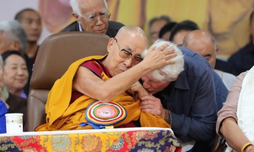 Dalaj Lama proslavio 90. rođendan, holivudska zvijezda mu ljubila ruke