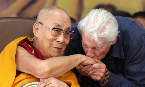 Sreći Richarda Gerea ovih dana nema kraja, no hoće li mu ovaj poljubac zapečatiti sudbinu?