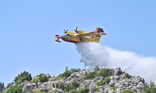 Izbio požar kod Klisa: Vatrogasci ga uspjeli lokalizirati uz pomoć dva kanadera