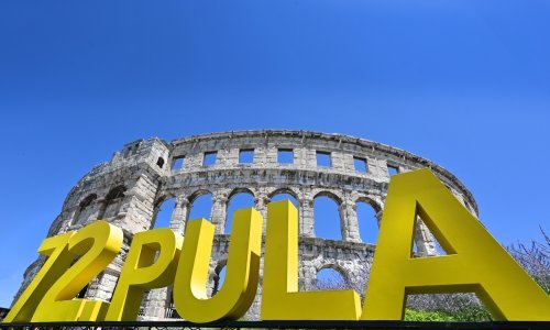 Urban pjeva 'Lijepu našu' pod zvijezdama: Pula podiže zavjesu za 72. izdanje festivala
