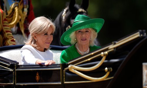 Kakav prizor: Brigitte Macron iz kočije slala poljupce, kraljica Camilla se smiješila s oduševljenjem
