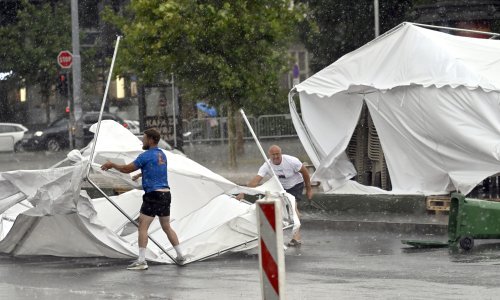 Nevrijeme protutnjalo i Beogradom: Vjetar otpuhao 'Ćacilend', pala i dizalica
