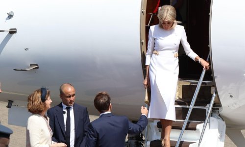 Brigitte Macron opet je posramila Emmanuela - i opet se sve odigralo ispred aviona