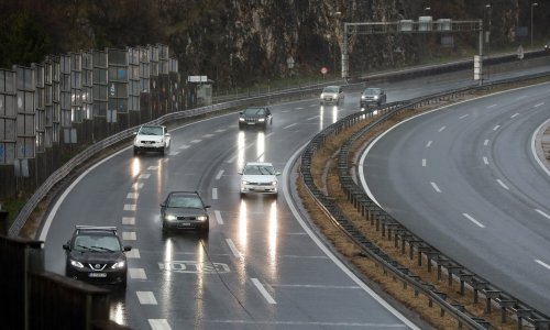 Oprez! Pješak na autocesti A1 kod odmorišta Zir u smjeru mora; kiša otežava promet