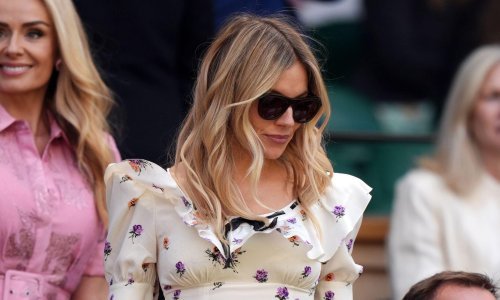 Ne zna se što je bolje - haljina ili torba: Sienna Miller stajlingom osvojila Wimbledon