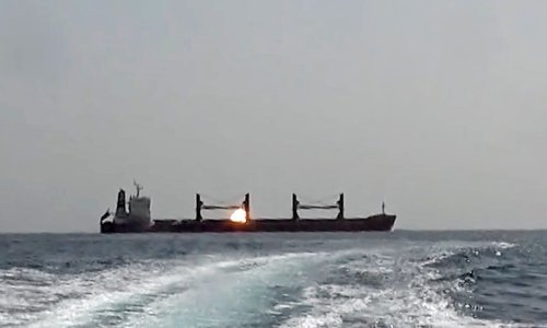 Potonuo brod napadnut u Crvenom moru, traje akcija spašavanja