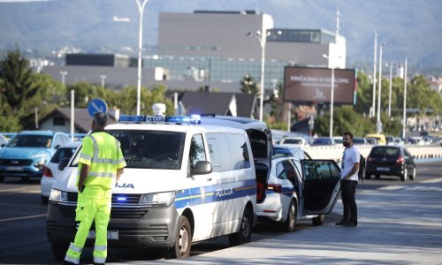 Sudar kamiona i auta na Mostu slobode, stvaraju se velike gužve