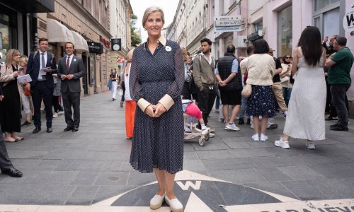 Omiljena kraljičina snaha prošetala Sarajevom u najudobnijim ljetnim cipelama