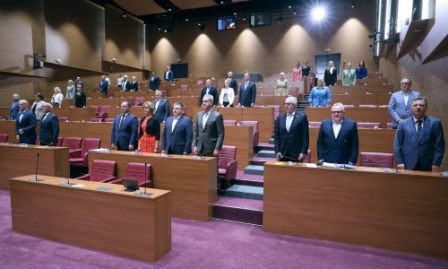 Minutom šutnje Hrvatski sabor odao počast žrtvama genocida u Srebrenici
