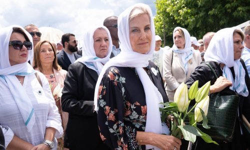 Strina princa Williama odala počast žrtvama u Srebrenici: Pazila je na svaki detalj