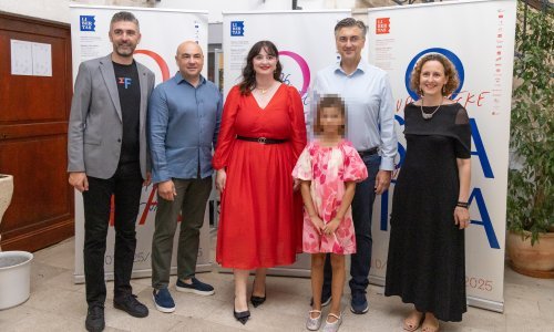 Andrej Plenković u Dubrovniku uživao u najdražem društvu; na predstavu stigao s Milom