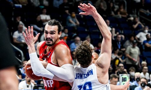 Dario Šarić (s loptom)