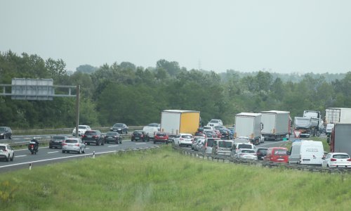 HAK upozorava: Kilometarski redovi na Lučkom, u smjeru mora kolona 12 kilometara