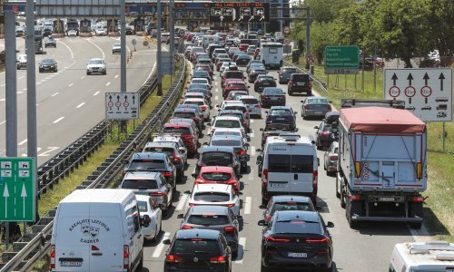 Počele gužve prema moru, stvaraju se kolone na pojedinim naplatnim postajama