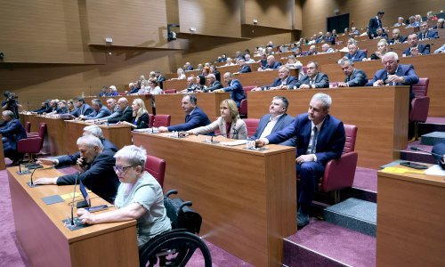 Sabor izmijenio zakon o udžbenicima za škole, evo što se mijenja