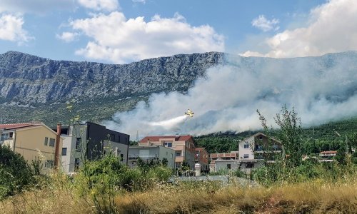 Požar kod Kaštel Sućurca i dalje pod nadzorom; na terenu stotinjak vatrogasaca