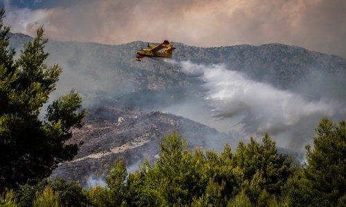Vatrogasci ostaju cijelu noć na požarištu u Kaštel Sućurcu