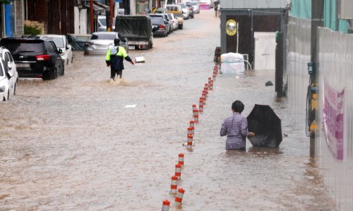 Dvoje mrtvih i više od tisuću evakuiranih u poplavama u Južnoj Koreji