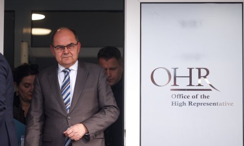 Schmidt ponovno posegnuo za svojim ovlastima i donio dvije važne financijske odluke