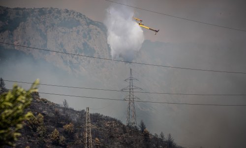 Požar u Kaštel Sućurcu lokaliziran ali nije ugašen, vatrogasci dežuraju drugu noć
