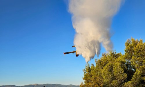 Veliki požar iznad Bola na Braču lokaliziran jutros oko 6 sati, bura i dalje stvara probleme