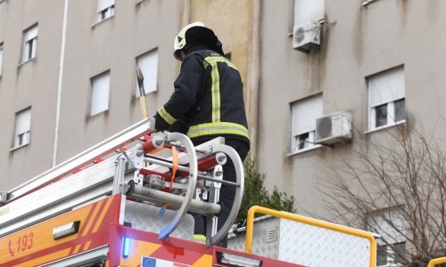 Borba s vatrenom stihijom kod Daruvara: Gori tvornica