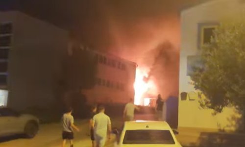 Vatra bukti u Zadru: U skladištu se zapalio stiropor, vatrogasci se bore da se ne proširi