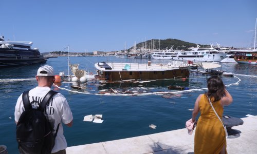 Počele pripreme za vađenje potonulog broda 'Kruna mora' u splitskoj Gradskoj luci