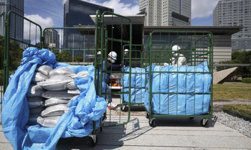 U ured japanskog premijera dostavljene vreće s radioaktivnom zemljom iz Fukushime