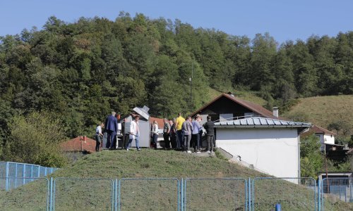 Aktivisti postavili 'radioaktivnu' bačvu ispred veleposlanstva RH u Sarajevu