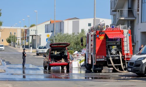 Požar u zadarskoj poduzetničkoj zoni izazvao plamen iz susjednog dvorišta