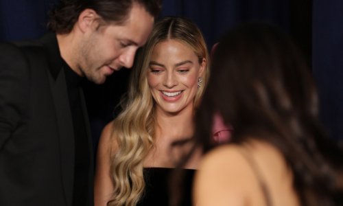 Margot Robbie uhvaćena u rijetkim trenutcima nježnosti na balkončiću u Italiji