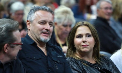 Dok se Thompson priprema za novi koncert, njegova supruga Sandra uživa s prijateljicama