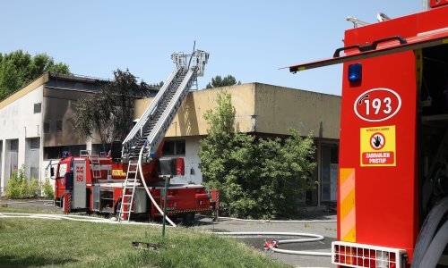 Požar na strehi policijske postaje v Novi Gradiški