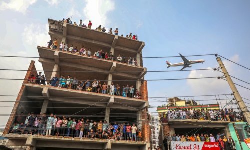 Raste broj poginulih u padu aviona na školski kampusu u Bangladešu: Najmanje 27 žrtava