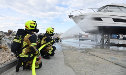 Dvoje ozlijeđenih u požaru turističkog broda