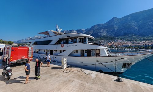 Izbio požar na turističkom brodu: Ozlijeđeni vlasnik i njegov brat, gosti evakuirani