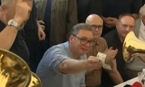 Terevenka na autocesti: Vučić popio pivo pa uz četničku pjesmu kitio trubače
