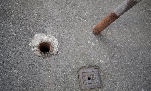 Neobičajen vandalizem v Jalševcu Svibovečkem: Izkopanih in razmetanih več deset prometnih znakov