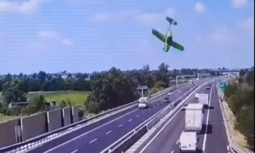 Užas u Italiji: Mali avion zabio se u autocestu, nema preživjelih