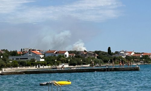 Planuo požar na deponiju u Diklu u Zadru: Vatra se brzo širi