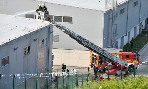 Gori blizu Bikarca kod Šibenika: Prekinut promet, pomažu kanaderi