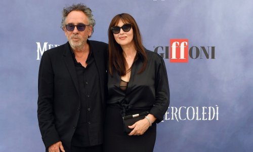 Elegancija u crnom: Monica Bellucci blista u zagrljaju slavnog redatelja